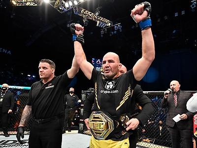 인생역전 영화보다 더 영화같은 40대 UFC 챔피언 ㄷㄷㄷ