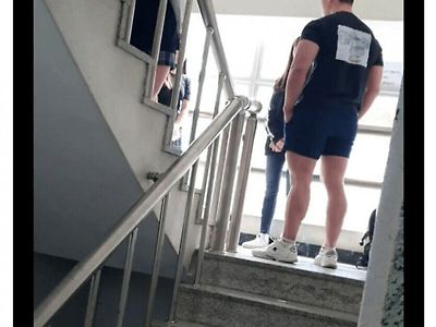 헬스클럽 상가 계단에서 여고딩들이 담배펴서 개빡친 트레이너.jpg