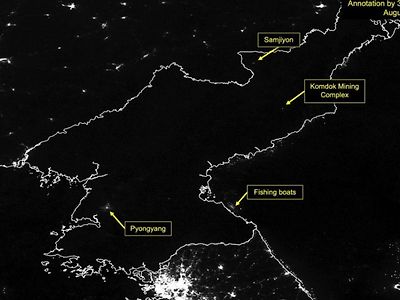 미국이 공개한 북한 야간 위성사진.jpg