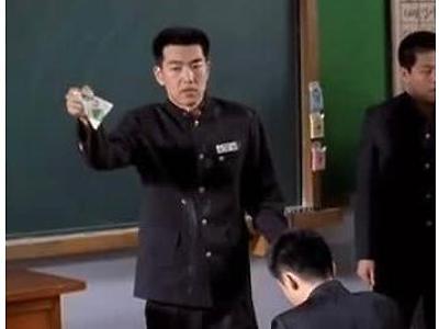 교복입고 우유통 꽉 쥐고 있는 고딩
