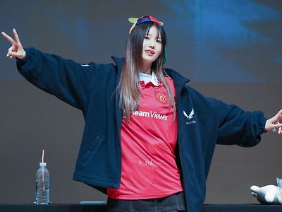 맨유 유니폼 입은 프로미스나인 송하영 ㄷㄷ .jpg