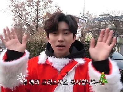 크리스마스 기념 홍대에서 선물 나눠주는 임영웅 ㄷㄷ....mp4
