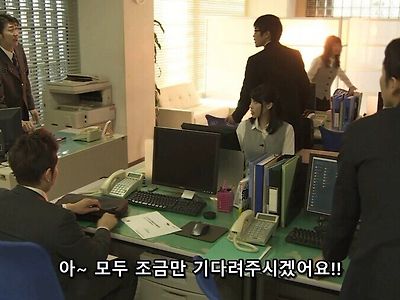 회사사람 모두를 모아놓고 약혼발표하는 사랑꾼