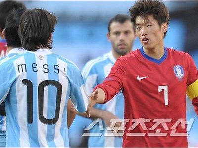박지성과 메시가 만난 순간들..gif