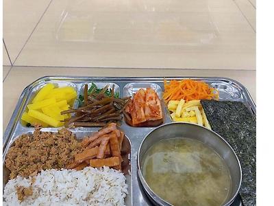 점심메뉴로 김밥이 나온 중소기업.jpg