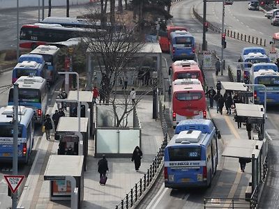 퇴근시간대 막 출발한 버스 잡으려다 ‘그만’…50대 男 뒷바퀴 끼여 숨져