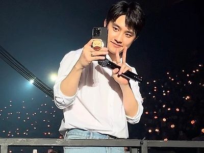 팬 카메라로 셀카 찍는 엑소 디오