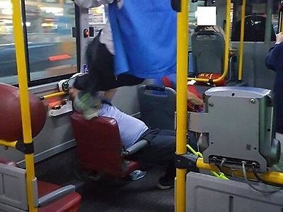 ???: 어이, 거기 자리 좀 비켜주겠나...?