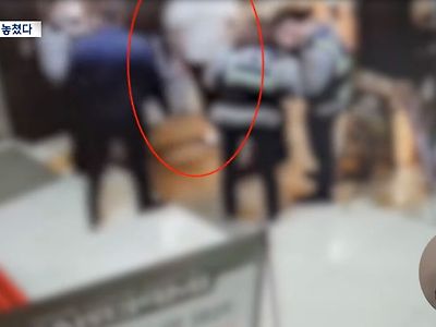 눈앞에서 수배자 놓친 경찰 아무리 봐도 여경 2명도 있다.