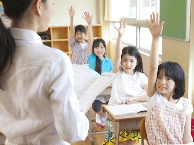 외계인 때려잡는 초등학교 여교사