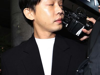 마이크에 얼굴 찔리는 유아인