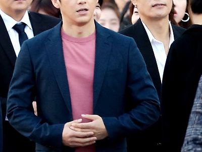 경호원 두 명과 함께 출근하는 배우 고수