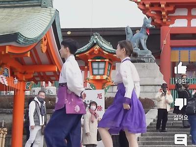 일본 신사 앞에서 한복입고 춤추는 한국인들.jpg