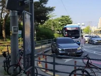버스 정류장 주차한 벤츠 아줌마.jpg