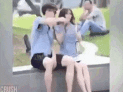 여자 폰 뺏는 남자