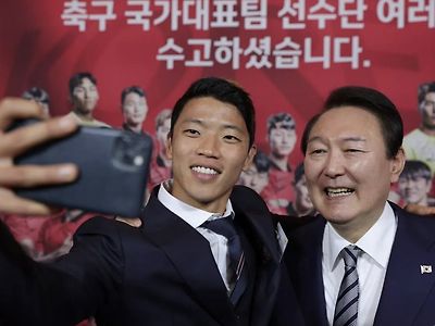 청와대 만찬 사진도 뭔가 남다른 황희찬 .....