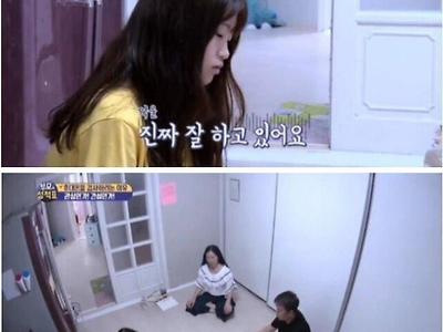 딸 스마트폰 검사하는 아버지