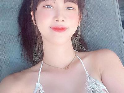 김한나 누워서 셀카