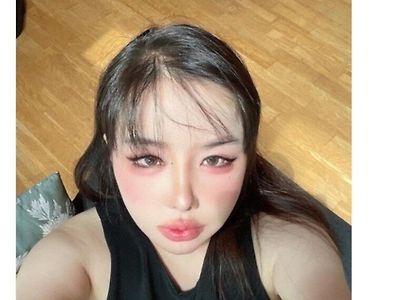 얼굴이 많이 바뀐 박봄 근황