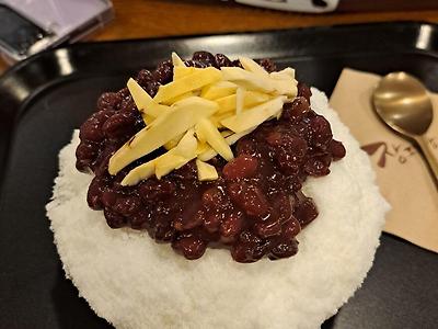 어제 운동하러 나왔다가 팥빙수 먹고 들어감