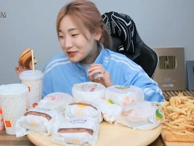 먹방 유튜버 햄버거 먹다가 존나 맛없어서 포기