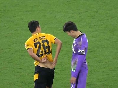 황희찬의 골을 감상하는 손흥민.jpg