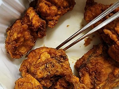새벽4시에 치킨 먹는 새키.