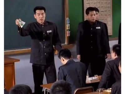사람들 앞에서 젖은 교복입고 우유통 꽉 쥐고 보여주는 고딩