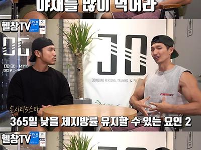 탄수화물을 거의 안 먹는 바디빌더.jpg