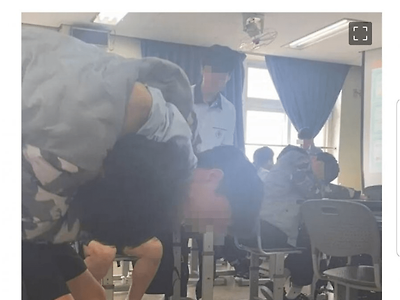 학생끼리 치고박는 와중에 폰 보는 교사 논란.JPG