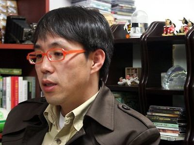 영화평론가 이동진이 빨간 안경을 고수하는 이유.JPG