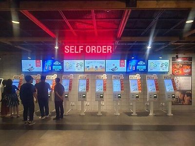 키오스크로 완전 무인화된 매장 문제.jpg