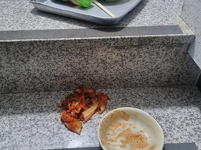 계단에서 넘어졌는데 김치 엎음 고기는 살렸다