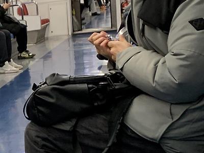 지하철에서 손톱 깎는건 또 뭔데