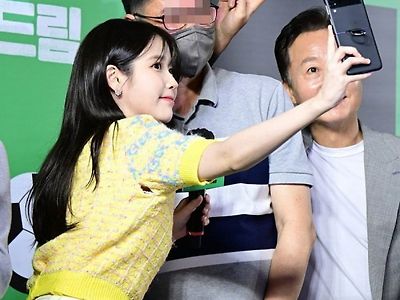 아이유가 입은 옷 근황.jpg