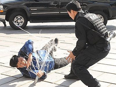 강력범 제압을 위해 경찰이 갖출 만한 무기들 추천