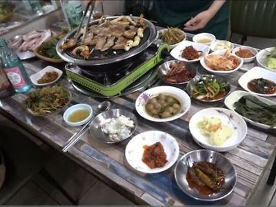 밑반찬 때문에 유명하다는 삼겹살집