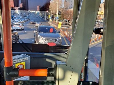 출근길에 어떤 여성분과 눈을 마주쳤습니다