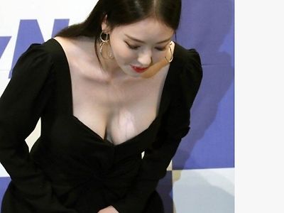 인사하는 이다희 의도된 슴골 노출?