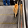 에스컬레이터에서 운동하는 고양이.gif