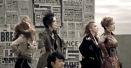 퀸덤에서 커버한다는 2011년에 발매된 바로 그 곡.gif | 인스티즈