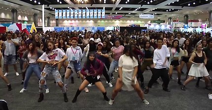 KPOP Random Dance Game (KCON17 DAY 3)