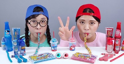 Red Food VS Blue Food Challenge 빨간색 파란색 음식 챌린지 DONA 도나