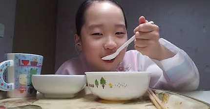 한복입고 떡국먹는 띠예 (목소리도 공개함) | 인스티즈