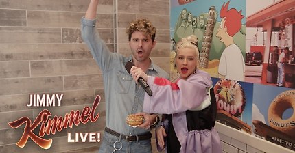 도넛 가게 손님에게 깜짝 노래불러주는 크리스티나 아길레라 | 인스티즈