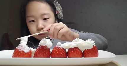 띠예생크림모자를 쓴 딸기먹어보기♡ | 인스티즈