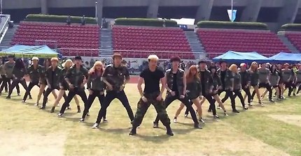 Korean Cheerleaders!! 서울종합예술학교 의 쩌는 댄스!!!!