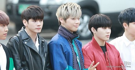 180330 워너원(Wanna One) 강다니엘 박지훈 (KBS 뮤직뱅크 출근길)