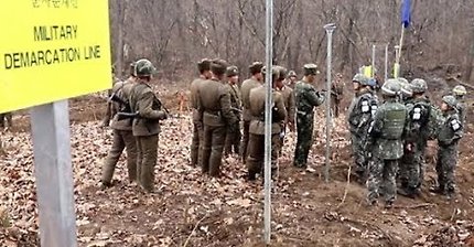 군사분계선에서 악수하는 남북 군인들에 대한 해외포럼 댓글 | 인스티즈