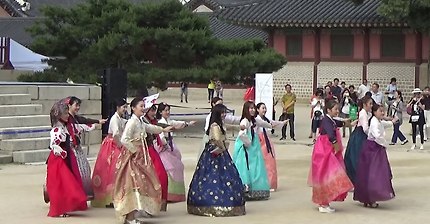 숙명여대 무용과 학생들이 갑자기 달려나와 즉흥춤을추는데 ... (경복궁 수정전)